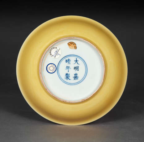 AN IMPERIAL YELLOW-GLAZED DISH - photo 2