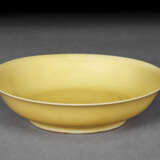 AN IMPERIAL YELLOW-GLAZED DISH - photo 3