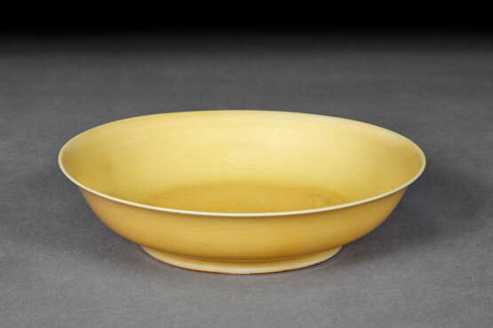 AN IMPERIAL YELLOW-GLAZED DISH - Foto 3