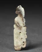 Zhou-Dynastie (1100-256 v. Chr.). A PALE GREYISH-BEIGE AND BROWN JADE PENDANT