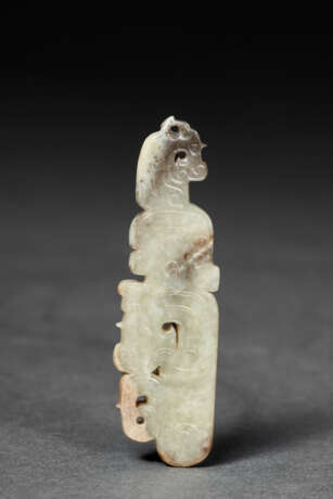 A PALE GREYISH-BEIGE AND BROWN JADE PENDANT - Foto 2