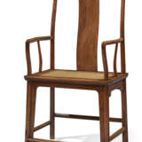 A PAIR OF HUANGHUALI `SOUTHERN OFFICIAL`S HAT` ARMCHAIRS - Foto 4
