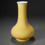A YELLOW-GLAZED PEAR-SHAPED VASE - Foto 1