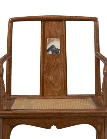 A VERY RARE PAIR OF DALI MARBLE-INSET HUANGHUALI `SOUTHERN OFFICIAL`S HAT` ARMCHAIRS - Foto 7