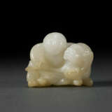 A WHITE JADE CARVING OF A MAN WITH BUDDHIST LION - Foto 1