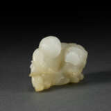 A WHITE JADE CARVING OF A MAN WITH BUDDHIST LION - Foto 2