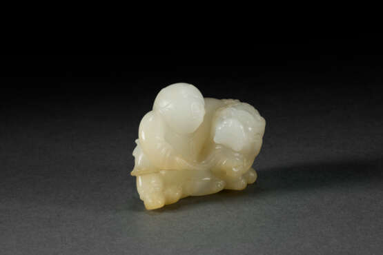 A WHITE JADE CARVING OF A MAN WITH BUDDHIST LION - фото 2