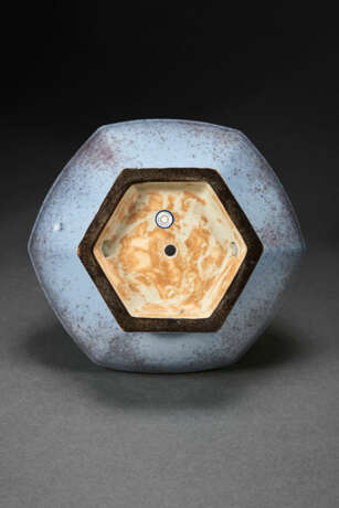 A VERY RARE JUN-TYPE FACETED HU-FORM VASE - photo 3