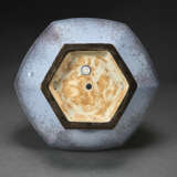 A VERY RARE JUN-TYPE FACETED HU-FORM VASE - photo 3