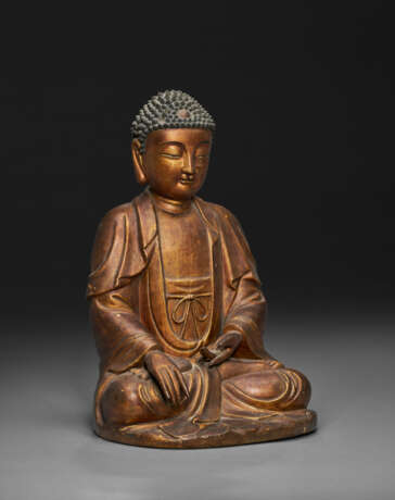 A GILT-LACQUERED WOOD SEATED FIGURE OF BUDDHA - Foto 2