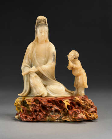 A FINELY CARVED BAIFURONG SOAPSTONE GUANYIN AND AN ACOLYTE GROUP - фото 1