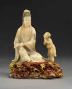 Speckstein. A FINELY CARVED BAIFURONG SOAPSTONE GUANYIN AND AN ACOLYTE GROUP