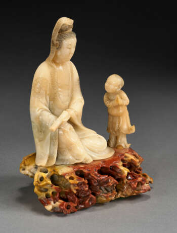 A FINELY CARVED BAIFURONG SOAPSTONE GUANYIN AND AN ACOLYTE GROUP - photo 2