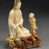 A FINELY CARVED BAIFURONG SOAPSTONE GUANYIN AND AN ACOLYTE GROUP - фото 2