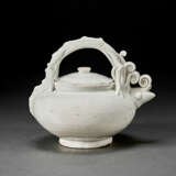 AN UNUSUAL WHITE-GLAZED DRAGON-HANDLED EWER AND COVER - Foto 1
