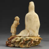 A FINELY CARVED BAIFURONG SOAPSTONE GUANYIN AND AN ACOLYTE GROUP - Foto 3
