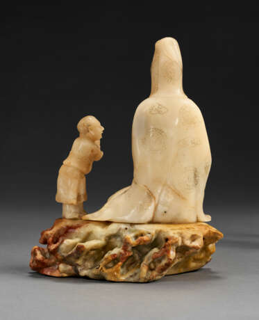 A FINELY CARVED BAIFURONG SOAPSTONE GUANYIN AND AN ACOLYTE GROUP - фото 3