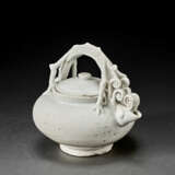 AN UNUSUAL WHITE-GLAZED DRAGON-HANDLED EWER AND COVER - photo 2