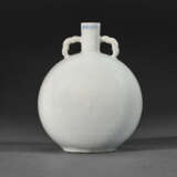 A VERY RARE SMALL INCISED WHITE-GLAZED `LOTUS SCROLL` MOON FLASK - photo 1