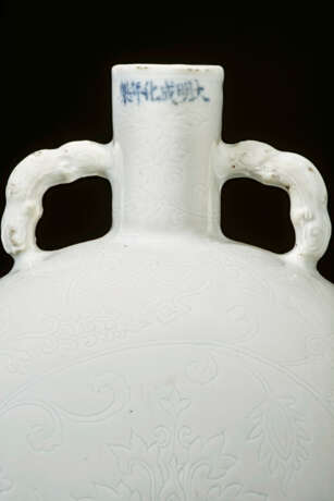 A VERY RARE SMALL INCISED WHITE-GLAZED `LOTUS SCROLL` MOON FLASK - фото 2