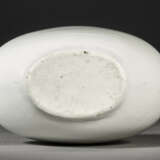 A VERY RARE SMALL INCISED WHITE-GLAZED `LOTUS SCROLL` MOON FLASK - фото 3