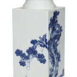 A FINELY PAINTED BLUE AND WHITE CONG-FORM VASE - Foto 1