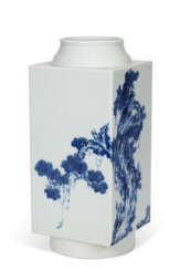 A FINELY PAINTED BLUE AND WHITE CONG-FORM VASE
