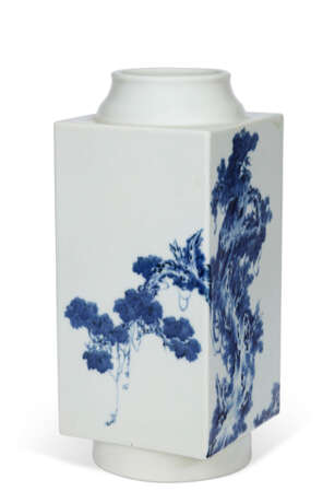 A FINELY PAINTED BLUE AND WHITE CONG-FORM VASE - фото 1