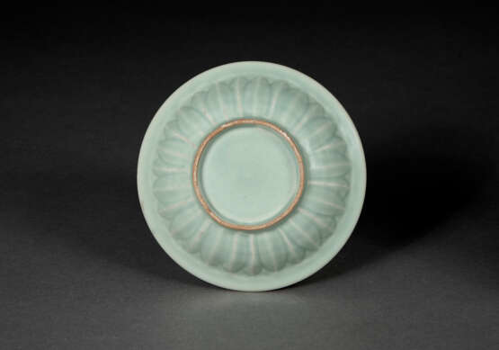 A LONGQUAN CELADON `TWIN FISH` DISH - photo 4