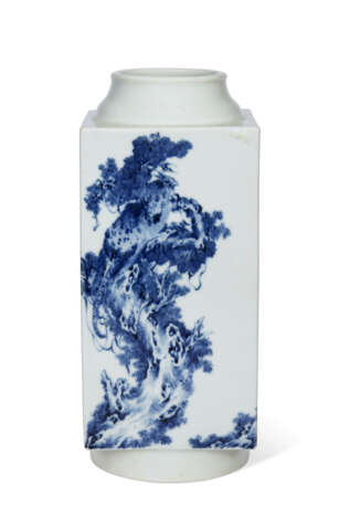A FINELY PAINTED BLUE AND WHITE CONG-FORM VASE - photo 2