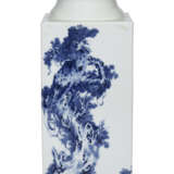 A FINELY PAINTED BLUE AND WHITE CONG-FORM VASE - фото 2