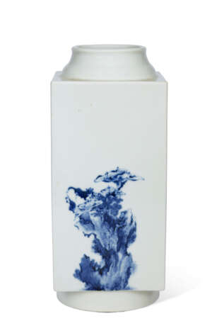 A FINELY PAINTED BLUE AND WHITE CONG-FORM VASE - Foto 3