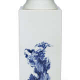A FINELY PAINTED BLUE AND WHITE CONG-FORM VASE - фото 3
