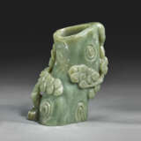 A SMALL SPINACH-GREEN JADE TREE TRUNK-FORM VASE - фото 1