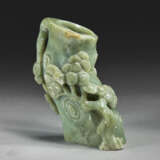 A SMALL SPINACH-GREEN JADE TREE TRUNK-FORM VASE - фото 2