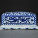 A RARE BLUE AND WHITE `DRAGON AND PHOENIX` WRITING BOX AND COVER - фото 2