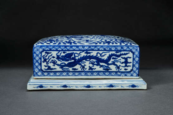 A RARE BLUE AND WHITE `DRAGON AND PHOENIX` WRITING BOX AND COVER - photo 2