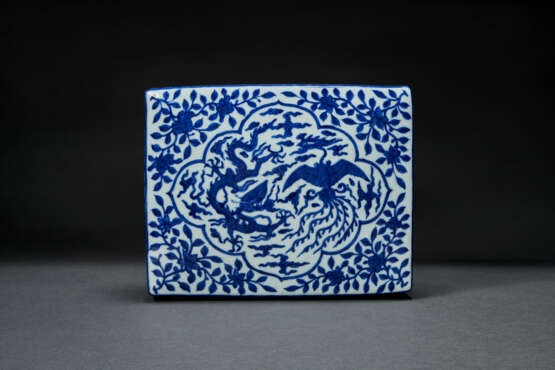 A RARE BLUE AND WHITE `DRAGON AND PHOENIX` WRITING BOX AND COVER - Foto 6