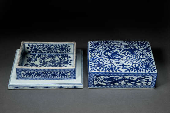 A RARE BLUE AND WHITE `DRAGON AND PHOENIX` WRITING BOX AND COVER - Foto 7