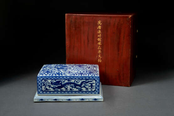 A RARE BLUE AND WHITE `DRAGON AND PHOENIX` WRITING BOX AND COVER - Foto 8