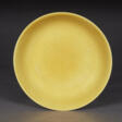 AN IMPERIAL YELLOW-GLAZED DISH - Prix ​​des enchères