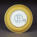 AN IMPERIAL YELLOW-GLAZED DISH - photo 2