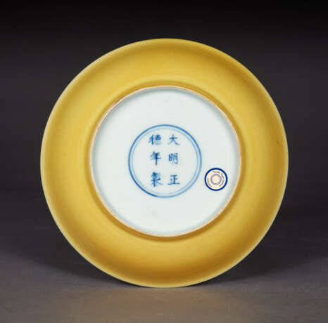 AN IMPERIAL YELLOW-GLAZED DISH - Foto 2