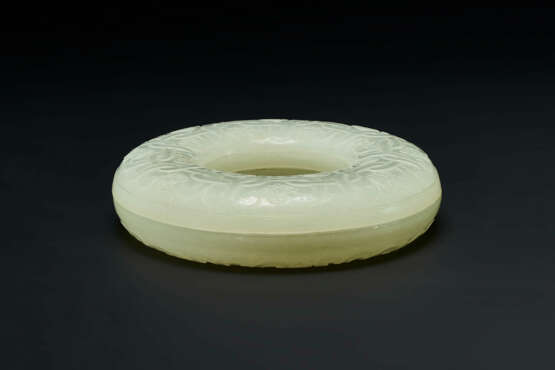 A VERY RARE AND FINELY CARVED WHITE JADE CIRCULAR BOX AND COVER - фото 3