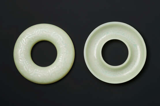 A VERY RARE AND FINELY CARVED WHITE JADE CIRCULAR BOX AND COVER - фото 4