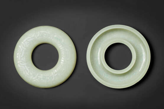 A VERY RARE AND FINELY CARVED WHITE JADE CIRCULAR BOX AND COVER - фото 5