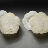 AN UNUSUAL PAIR OF PALE GREYISH-WHITE JADEITE RETICULATED FLOWER-SHAPED BOXES AND COVERS - photo 2