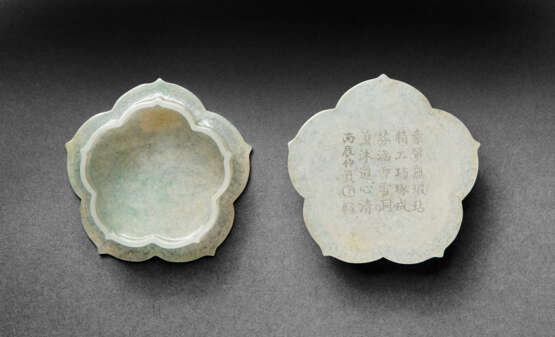AN UNUSUAL PAIR OF PALE GREYISH-WHITE JADEITE RETICULATED FLOWER-SHAPED BOXES AND COVERS - photo 4