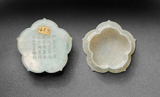 AN UNUSUAL PAIR OF PALE GREYISH-WHITE JADEITE RETICULATED FLOWER-SHAPED BOXES AND COVERS - photo 5