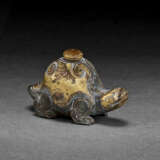 A GILT-BRONZE ZOOMORPHIC WATER DROPPER AND STOPPER - Foto 1